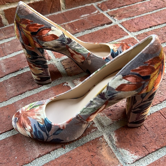 NINE WEST Exotic Gray Floral Faux Suede Textile Block Heel Pumps - Picture 3 of 11